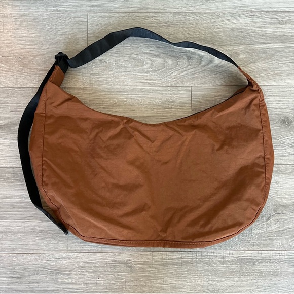NWT Baggu Large Nylon Crescent Bag Brown - Picture 3 of 4